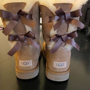 Like NEW Bailey Bow UGGS